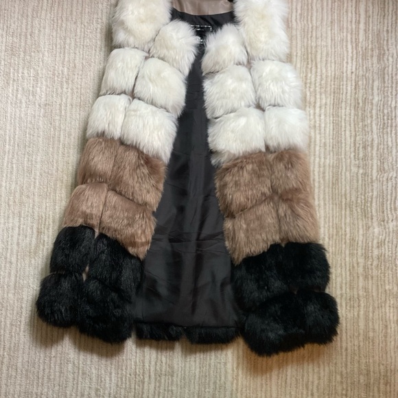 Women's Faux Fur Vest - Picture 6 of 9